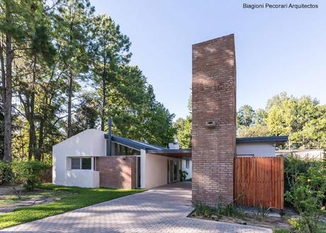 Casa de campo hecha de ladrillos remodelada en Argentina.