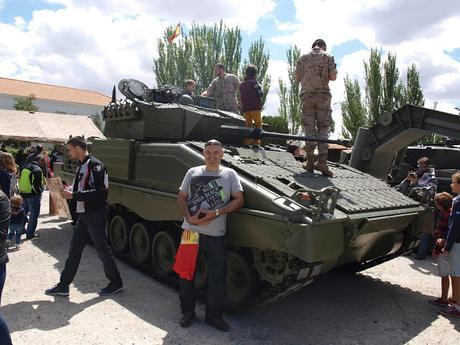 Concentración motera en el Cuartel General del Ejército ( C/ Alcalá de Madrid) y el cuartel de El Goloso. Con tu ejército, con nuestra bandera.