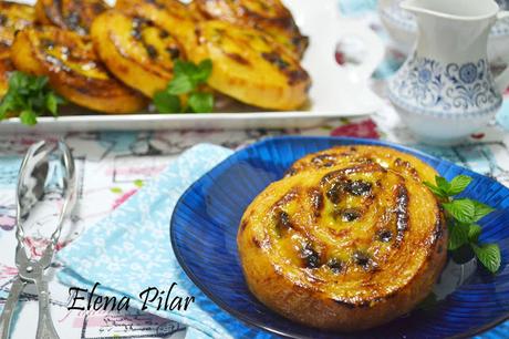 Caracolas de brioche rellenas de pasas (pains aux raisins)