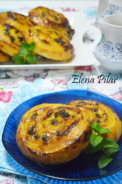 Caracolas de brioche rellenas de pasas (pains aux raisins)