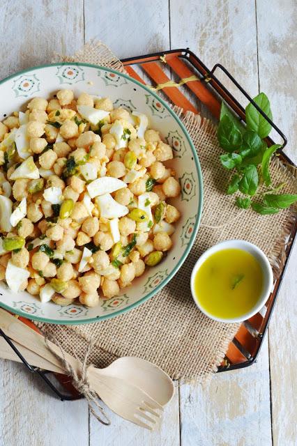 Ensalada de garbanzos con huevo y pistachos