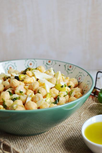 Ensalada de garbanzos con huevo y pistachos