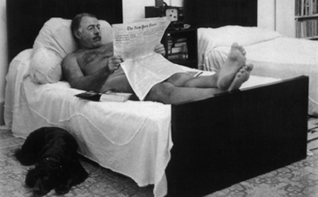 Ernest Hemingway leyendo el New York Times.