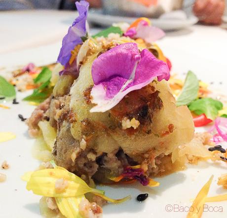 Canelón de manzana relleno de butifarra de perol y Pesto la calendula baco y boca