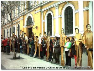 Los 119 en frontis U Chile 30 Años