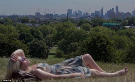 Mujer tomando el sol en Primrose Hill