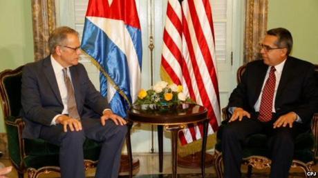 ES OFICIAL: CUBA Y EE.UU. REABRIRÁN SUS RESPECTIVAS EMBAJADAS EL 20 DE JULIO DeLaurentis entrega carta de Obama para Castro en cancillería cubana.