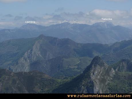 Ruta Les Campes Peña Mea: Vista de la Llambria y el Tiatordos