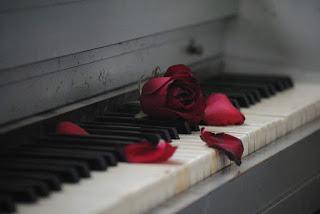 Piano y rosa vintage