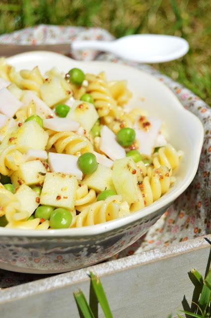 Ensalada de pasta, guisantes, pavo y manzana verde (con vinagreta de mostaza antigua)