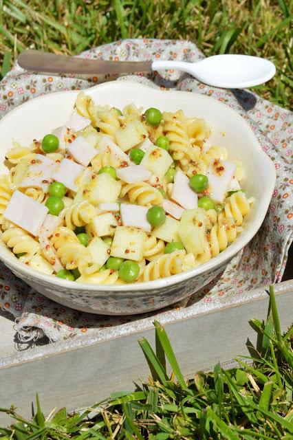 Ensalada de pasta, guisantes, pavo y manzana verde (con vinagreta de mostaza antigua)