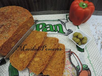 Pan integral de pimiento asado con aceitunas rellenas de anchoa y semillas de amapola, lino y sésamo.