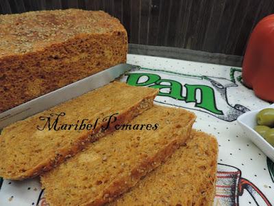 Pan integral de pimiento asado con aceitunas rellenas de anchoa y semillas de amapola, lino y sésamo.