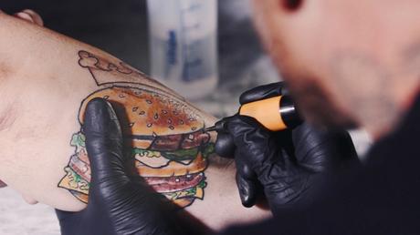 Burger King desafía a los fans del Big Mac a transformar sus tatuajes en el Big King