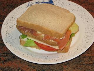 SÁNDWICH DE SALMÓN Y PEPINO