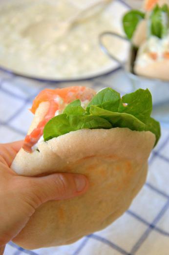Pita relleno de salmón al estilo griego lacucharazul_pita_relleno_salmón_4
