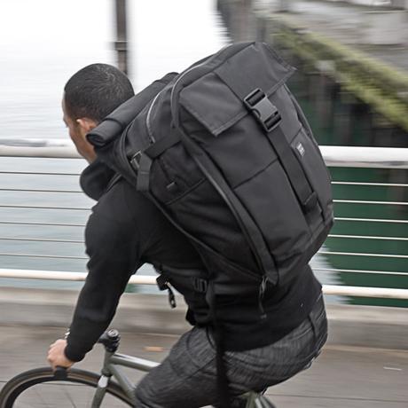 Mission Workshop The Rambler, una mochila con gran cantidad de espacio lista para cicloturismo, aunque también presenta un claro perfil para uso diario