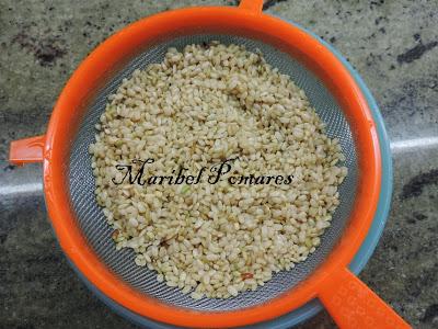 Ensalada de arroz integral,lentejas con pechuga de pavo, espárragos, tomate, pimiento, atún y semillas de amapola y girasol.