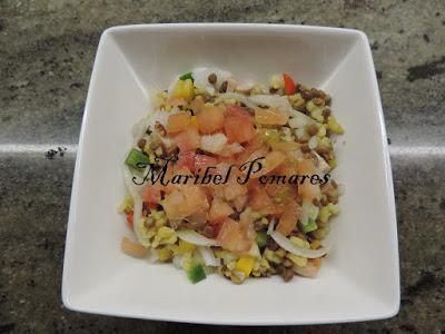 Ensalada de arroz integral,lentejas con pechuga de pavo, espárragos, tomate, pimiento, atún y semillas de amapola y girasol.