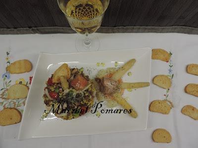 Ensalada de arroz integral,lentejas con pechuga de pavo, espárragos, tomate, pimiento, atún y semillas de amapola y girasol.