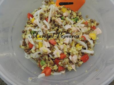 Ensalada de arroz integral,lentejas con pechuga de pavo, espárragos, tomate, pimiento, atún y semillas de amapola y girasol.