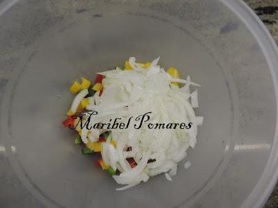 Ensalada de arroz integral,lentejas con pechuga de pavo, espárragos, tomate, pimiento, atún y semillas de amapola y girasol.