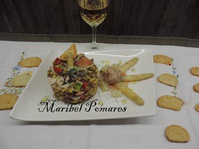 Ensalada de arroz integral,lentejas con pechuga de pavo, espárragos, tomate, pimiento, atún y semillas de amapola y girasol.