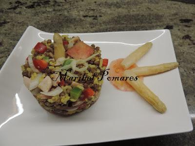 Ensalada de arroz integral,lentejas con pechuga de pavo, espárragos, tomate, pimiento, atún y semillas de amapola y girasol.