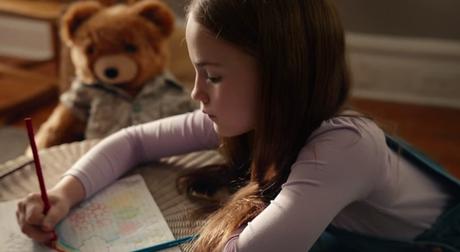 Un oso de peluche acerca a un soldado y su hija en este bonito anuncio de Duracell