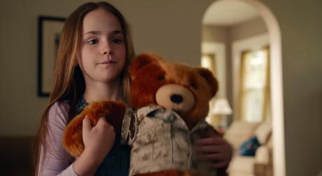 Un oso de peluche acerca a un soldado y su hija en este bonito anuncio de Duracell