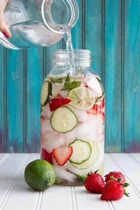 Agua infusionada con fresas, lima y pepino