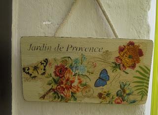 HACIENDO SABANAS  Y UN CARTELITO