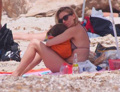 Sienna Miller,  en Formentera, España