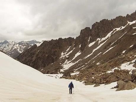 Bajando por el collado de Cregüeña nevado. Pirineo aragonés