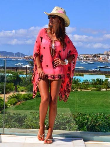 STREET STYLE INSPIRATION; BEACH DAYS.-