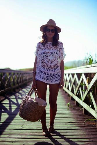 STREET STYLE INSPIRATION; BEACH DAYS.-