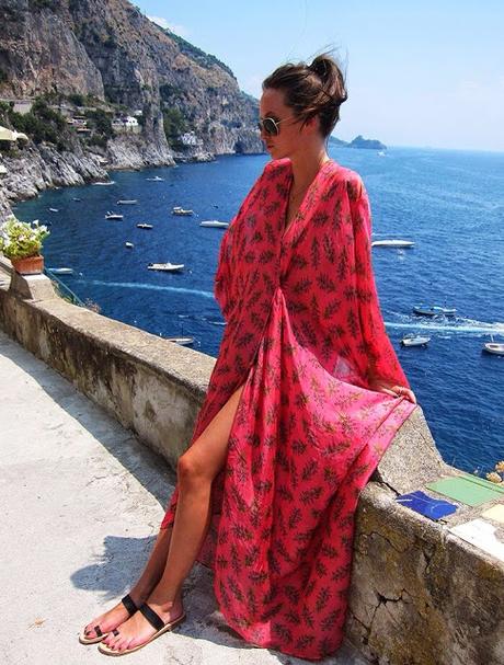 STREET STYLE INSPIRATION; BEACH DAYS.-