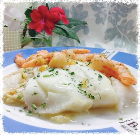 Lenguado al horno sobre crema de puerros y langostinos