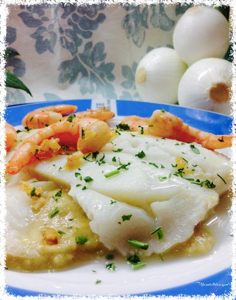 Lenguado al horno sobre crema de puerros y langostinos