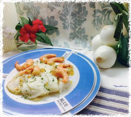 Lenguado al horno sobre crema de puerros y langostinos