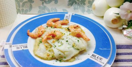 Lenguado al horno sobre crema de puerros y langostinos