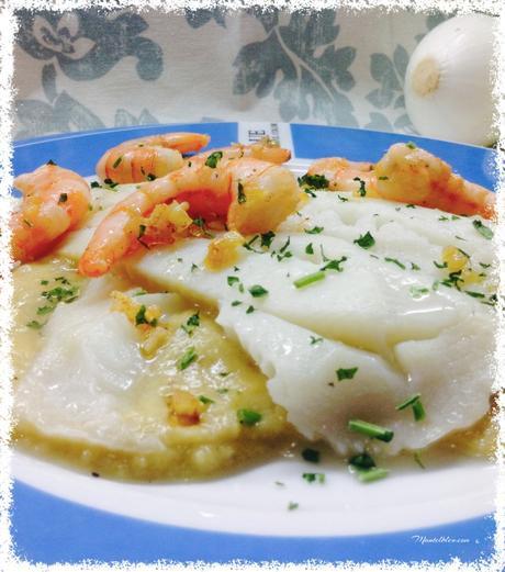 Lenguado al horno sobre crema de puerros y langostinos