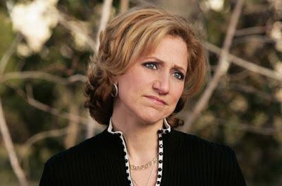 Edie Falco , cumple 52 años de edad