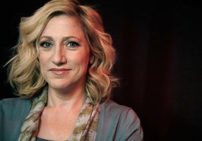 Edie Falco , cumple 52 años de edad