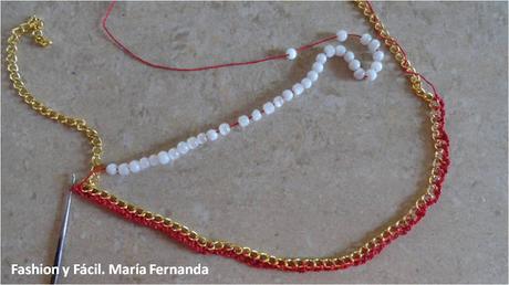 Tejer sobre una cadena usando cuentas o perlas (Crochet on a chain using beads or pearls)
