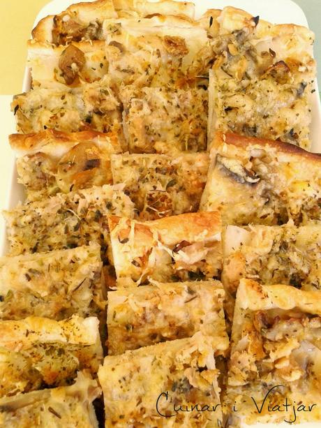 Hojaldre con atún y cebolla