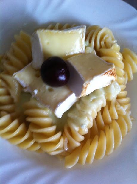 Pasta con Crema Fría de Calabacín y Queso Brie a la Plancha
