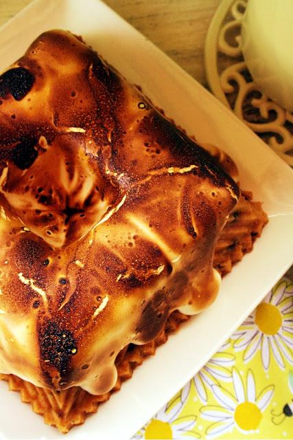 Lemon, blueberry & marshmallows bundt cake