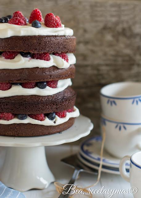 EL INVITADO DEL MES: NAKED CAKE DE CHOCOLATE CON FRAMBUESAS Y ARÁNDANOS