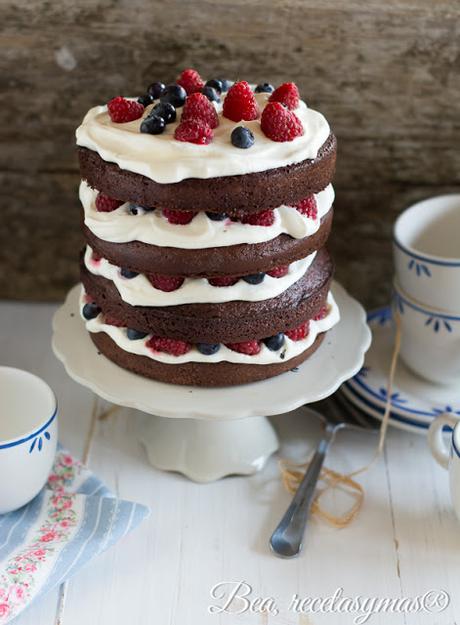 EL INVITADO DEL MES: NAKED CAKE DE CHOCOLATE CON FRAMBUESAS Y ARÁNDANOS